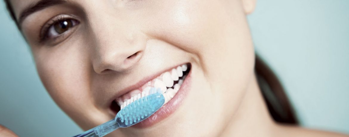 Почему я закрываю рот, когда чищу зубы?